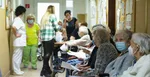 Klienti Ružinovského domu seniorov počas očkovania 3. dávkou vakcíny proti ochoreniu COVID-19 v utorok 26. októbra 2021 v Bratislave.