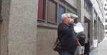 Július Kovács protestuje proti Marošovi Žilinkovi.