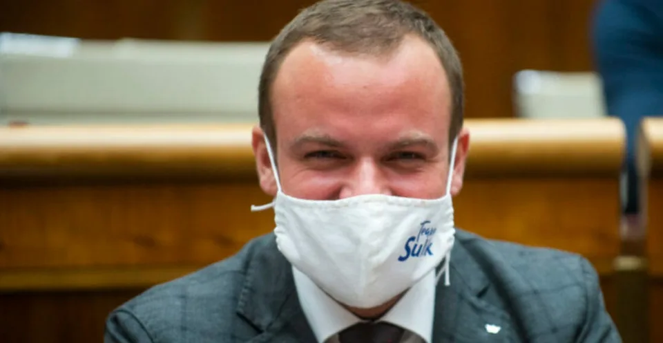 Read more about the article Saskár Žiak odkázal občanom, ktorí odmietajú rúška: Len sa trápne sebaprezentujete!