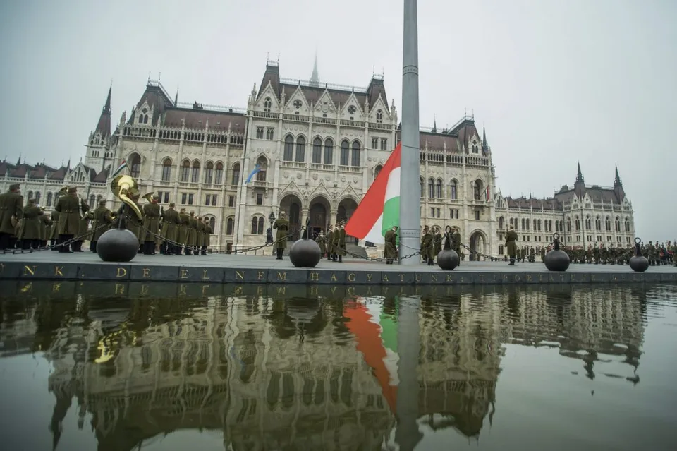 Read more about the article Maďari idú robiť poriadky s neprajnými vlastnými europoslancami. A čo my?