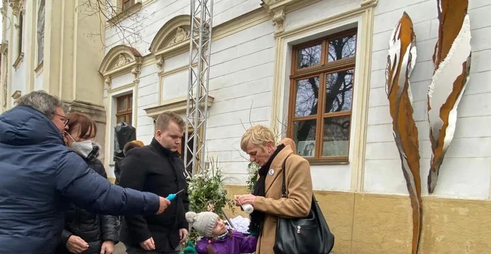 Read more about the article FOTO a VIDEO: Odhalili pamätník venovaný Kuciakovi a Kušnírovej: Prítomný bol aj Heger