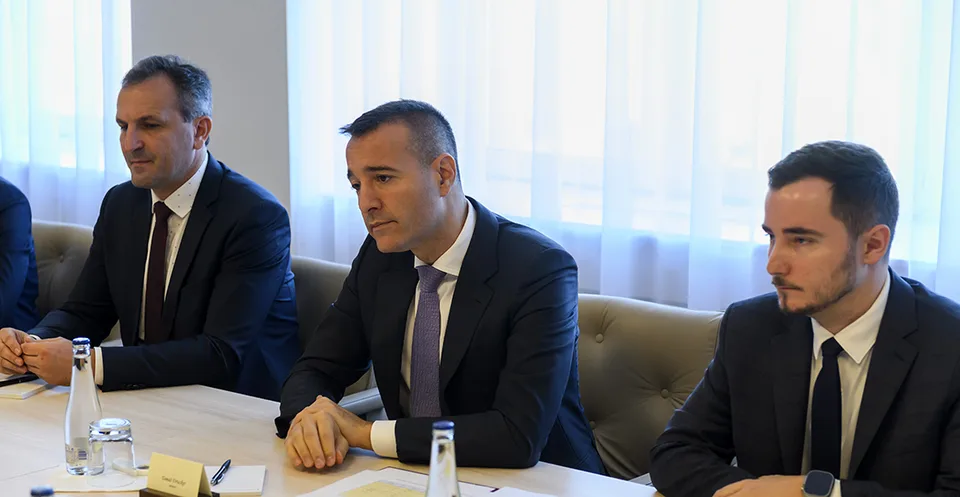 Read more about the article Je potrebné investovať do platov učiteľov, zhodli sa Tomáš Drucker a Michal Truban