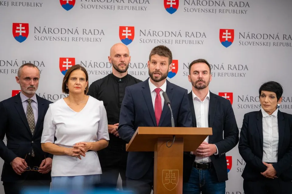 Read more about the article Komentár Igora Daniša: Amatéri v akcii. Opozícia najprv zaspala, teraz zase preháňa
