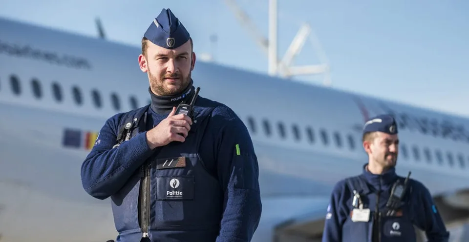 Read more about the article Úmysel či nehoda? Polícia zatkla v Antverpách muža. Narazil s dodávkou do kaviarne v Bruseli