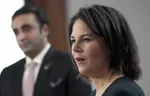 Nemecká ministerka zahraničných vecí Annalena Baerbocková a pakistanský minister zahraničných vecí Bilavál Bhutto Zardárí .