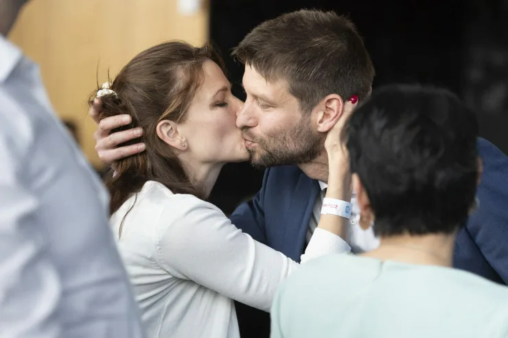 Novozvolený PS Michal Šimečka a gratulácia od manželky Soni po voľbe.