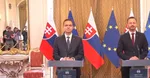Nový premiér Ľudovít Ódor, vľavo, a odchádzajúci premiér Eduard Heger.