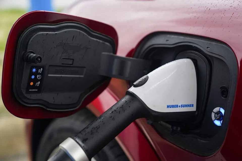 Read more about the article Elektromobily sa nepredávajú, Česko a Taliansko vyzvú EÚ na odklad pokút pre automobilky