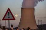 Vodná para stúpa z chladiacej komory jadrovej elektrárne Isar 2 v nemeckom Essenbachu 5. apríla 2023.