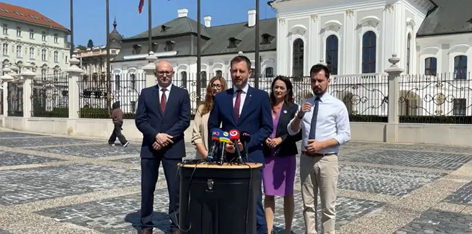 Read more about the article Demokrati útočia na Smer: Chce zmeniť voľbu prezidenta! Fico tvrdo reaguje