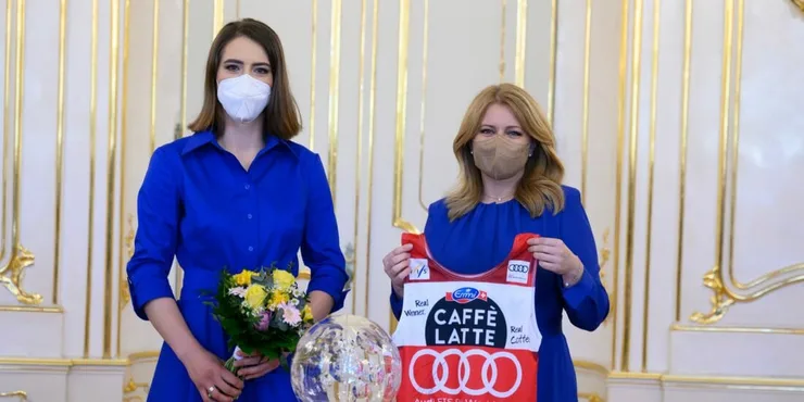 Na snímke vpravo prezidentka SR Zuzana Čaputová a vľavo Petra Vlhová.