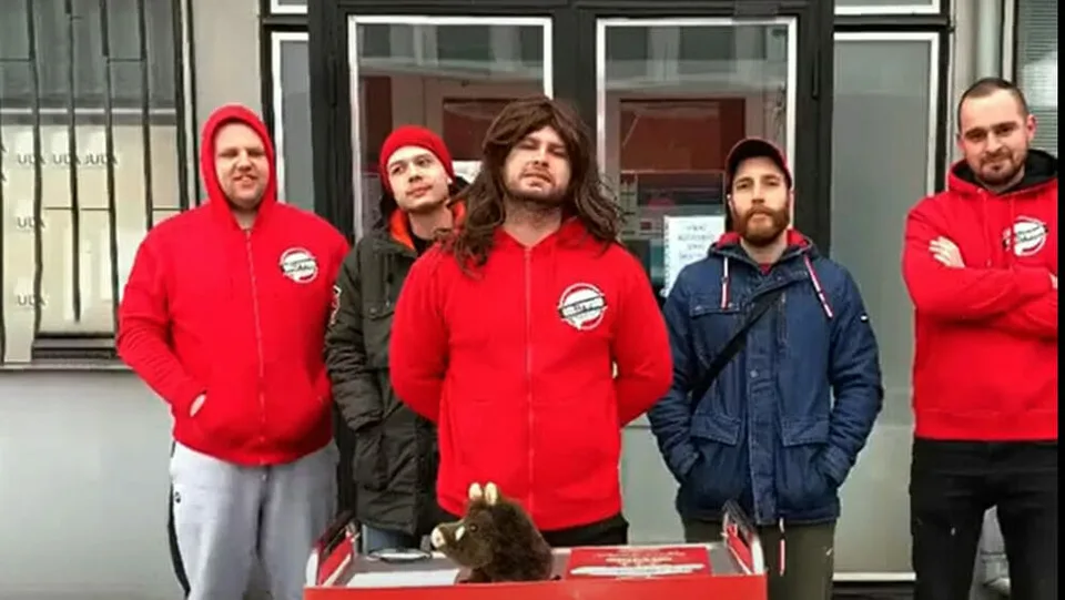 Read more about the article Šikana zo strany hygieničky? Majiteľovi trnavského Hollywood Burgeru chcú odobrať živnosť!