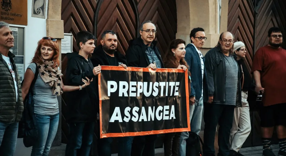 Read more about the article Rozruch v Bratislave: Aktivisti zablokovali Britskú ambasádu, žiadali prepustenie Assangea!