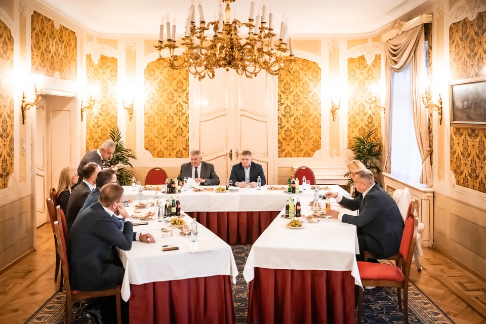 Read more about the article Koaličná rada Huliakovcom jasne odkázala, že návrat do klubu SNS je podmienkou účasti na vládnej moci