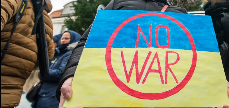 Read more about the article Niektorí Rusi sa búria proti vojne na Ukrajine, na protestoch v Moskve a Jekaterinburgu zadržali niekoľko ľudí