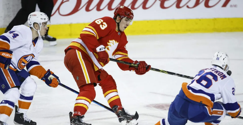 Read more about the article Slovák Ružička sa stal prvou hviezdou zápasu NHL! Za Calgary skóroval aj asistoval