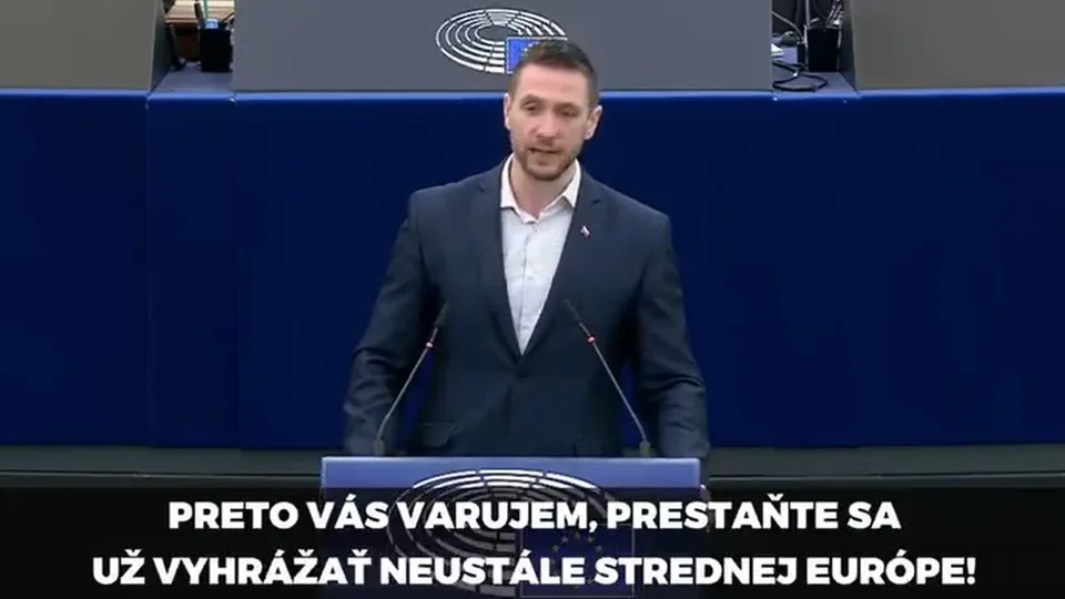 Read more about the article Prestaňte sa už neustále vyhrážať strednej Európe, my si po hlavách skákať nenecháme, odkazuje Uhrík Von der Leyenovej