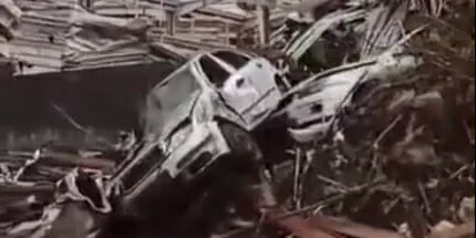Vraky áut a zničené budovy v Hodoníne po tornáde.