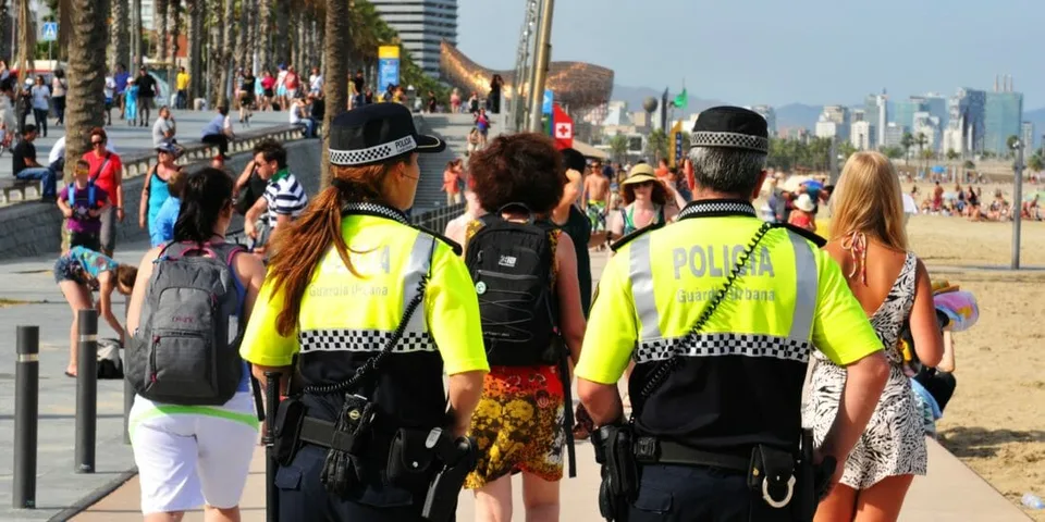 Read more about the article V Barcelone sa po uvoľnení vyšli zabávať tisíce ľudí, polícia davy rozháňala