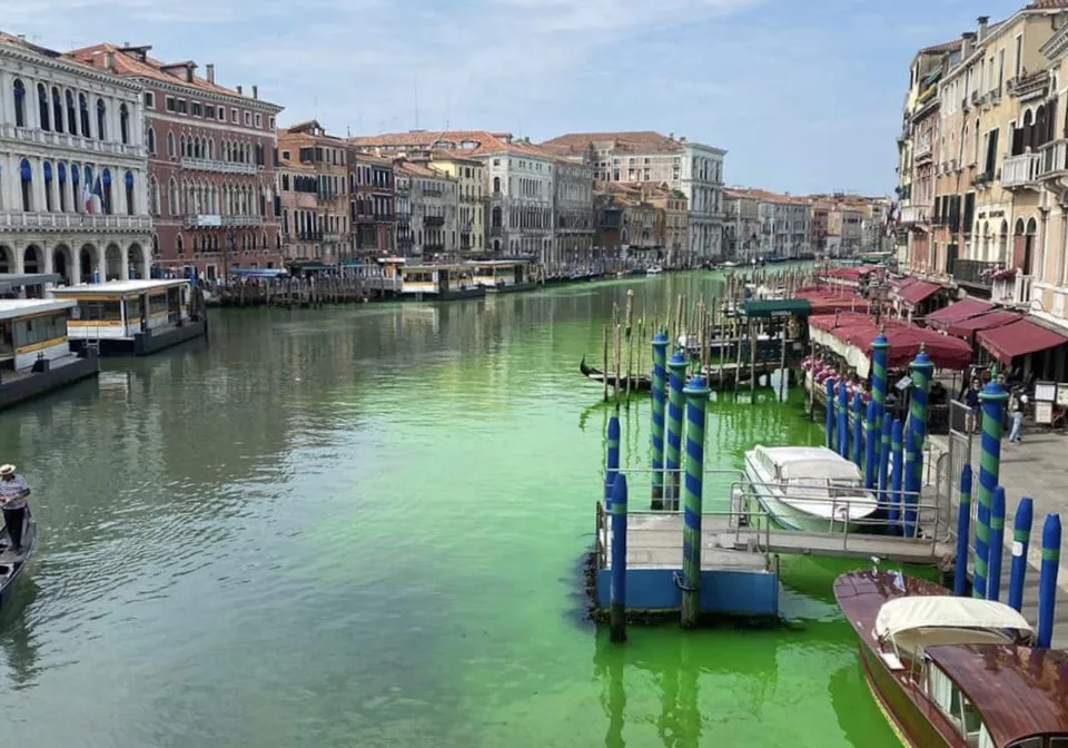Read more about the article Zeleno v Benátkach: Polícia vyšetruje zafarbenie vody v kanáli Canal Grande
