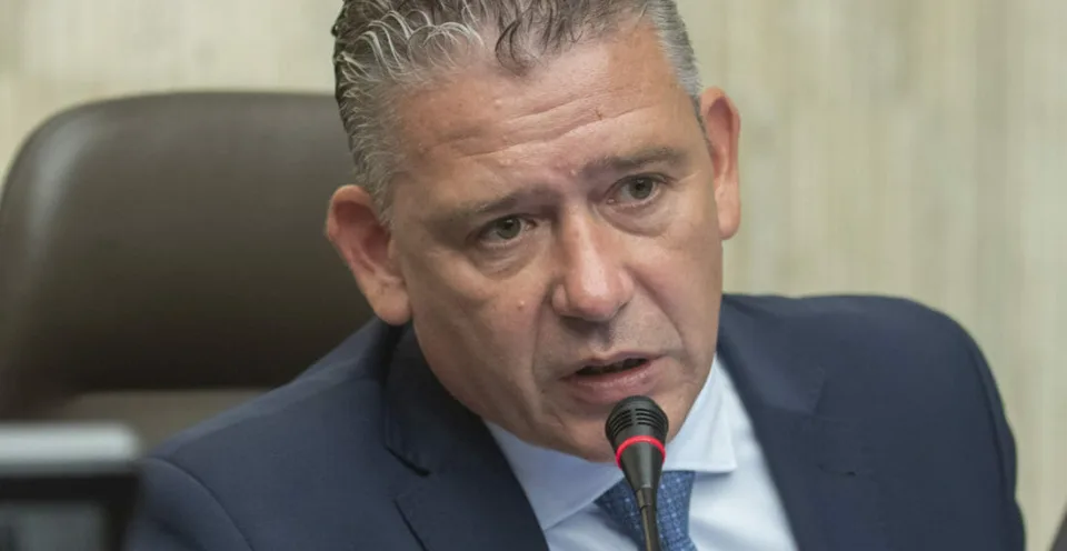 Read more about the article Mikulec bude čeliť odvolaniu: Fico už v auguste hovoril o podozreniach z rodinkárstva!