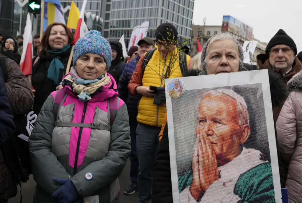 Podporovatelia  zosnulého pápeža Jána Pavla II. 2. apríla vo Varšave. 