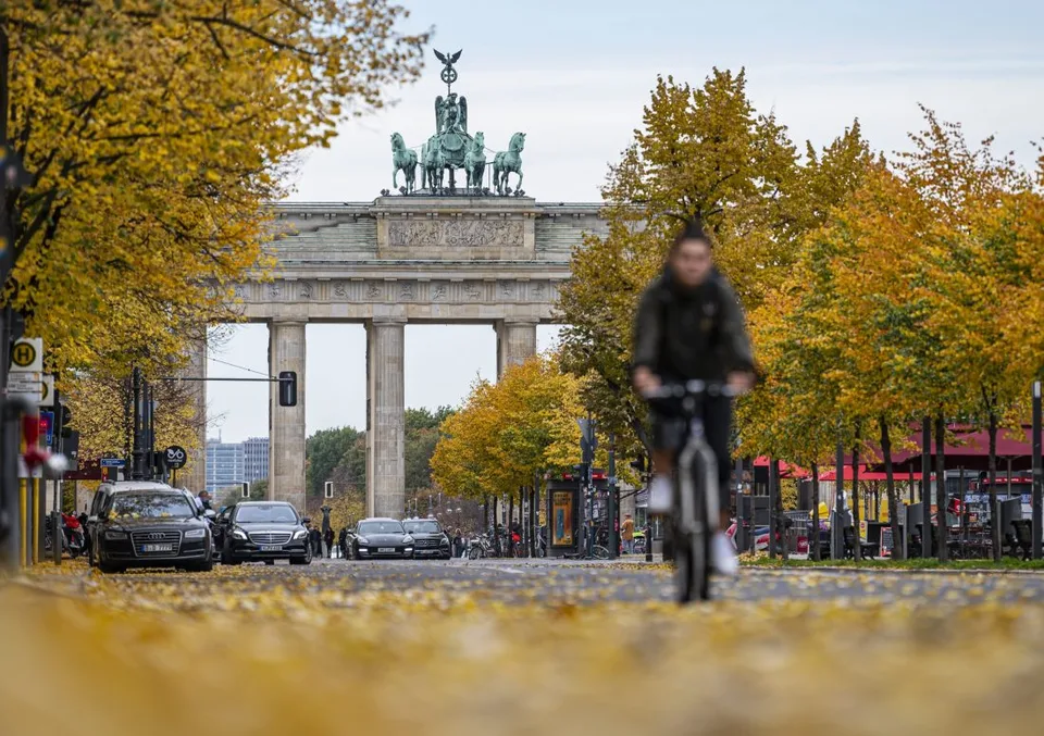 Read more about the article Berlín si pripomenul výročie nezávislosti USA vo farbách americkej vlajky