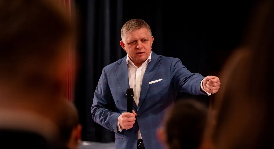 Read more about the article Deň narcisov v znamení dialógu: Fico diskutoval so študentmi v Galante