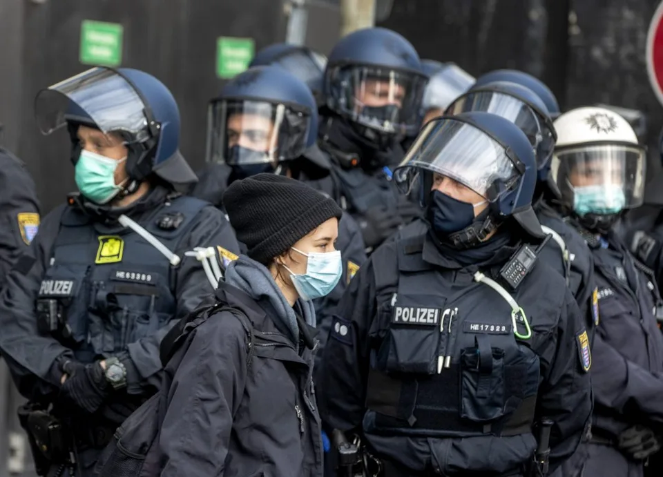 Read more about the article Ľudia v Nemecku vyšli do ulíc, polícia zasiahla obuškami aj vodným delom