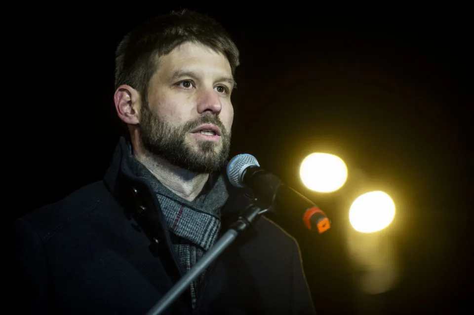 Read more about the article Vláda žiada M. Šimečku, aby zverejnil všetky príjmy rodiny Šimečkovcov z grantov