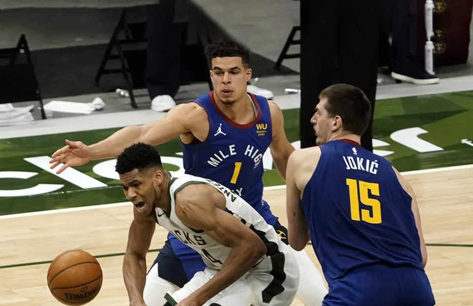 Read more about the article Jokič napodobnil Chamberlaina, Suns uspeli na palubovke obhajcu