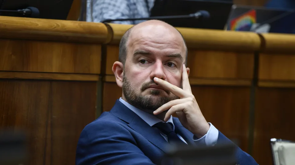 Read more about the article Gašpar avizuje nové zistenia o verejných peniazoch pre ľudí z okolia opozície. Smer pracuje aj na odvolaní Dubéciho