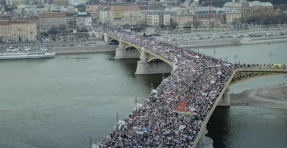 Read more about the article VIDEO Viktor, Viktor! MEGAMASA ľudí tlieskala Orbánovi, ten odkázal: Toto nie je chvíľa pre amatérov