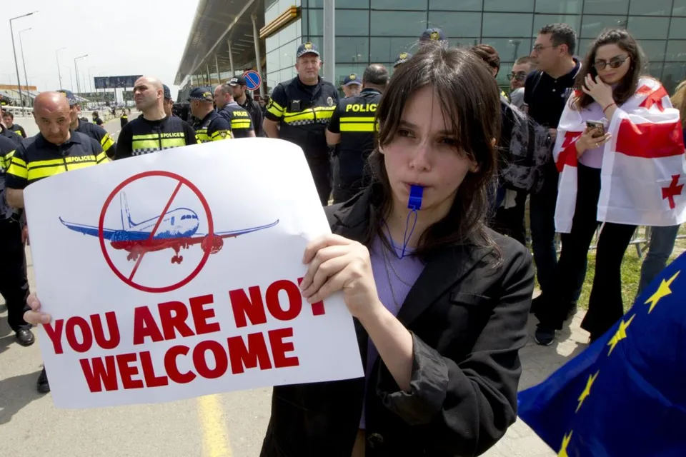 Read more about the article Protesty v Gruzínsku kvôli Rusom. Prezidentka dostala zákaz lietať. Aktivisti skončili vo väzbe