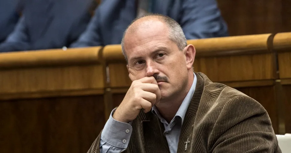 Read more about the article Trestné činy extrémizmu z Trestného zákona nevypustia! Návrh kotlebovcov poslanci odmietli