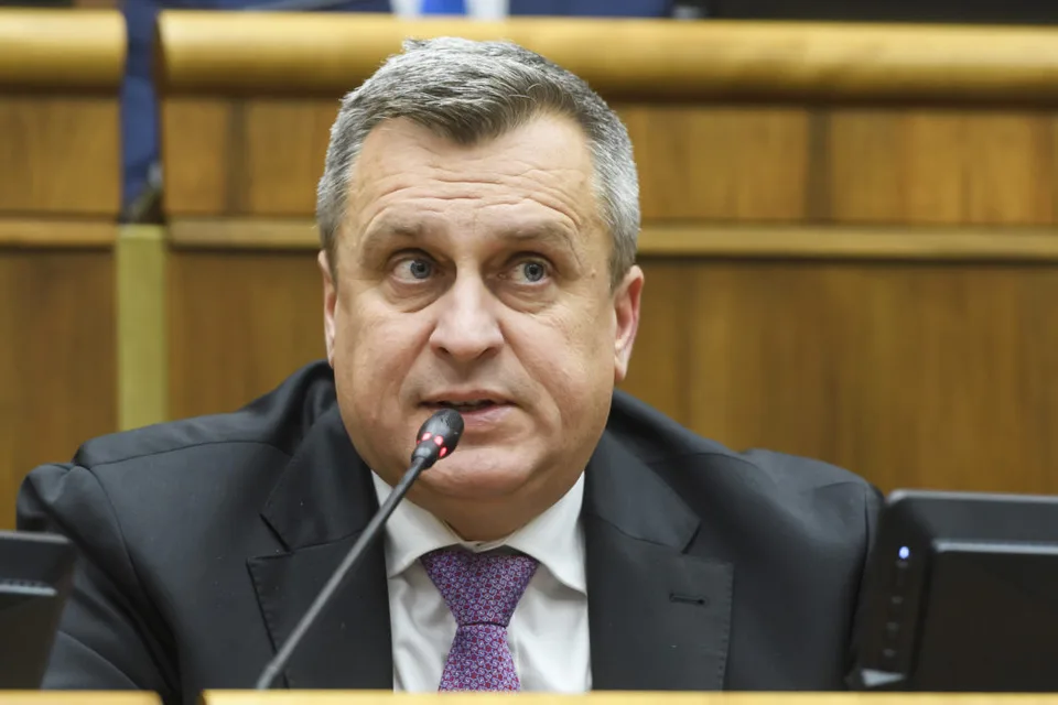 Read more about the article VIDEO Opozícia chce odvolávať Andreja Danka. Predseda SNS sa vyjadril k svojej nehode