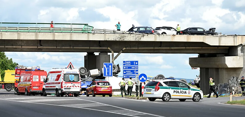 Read more about the article Vážna dopravná nehoda pri Trnave: Kamión a auto sa zrútili z nadjazdu!