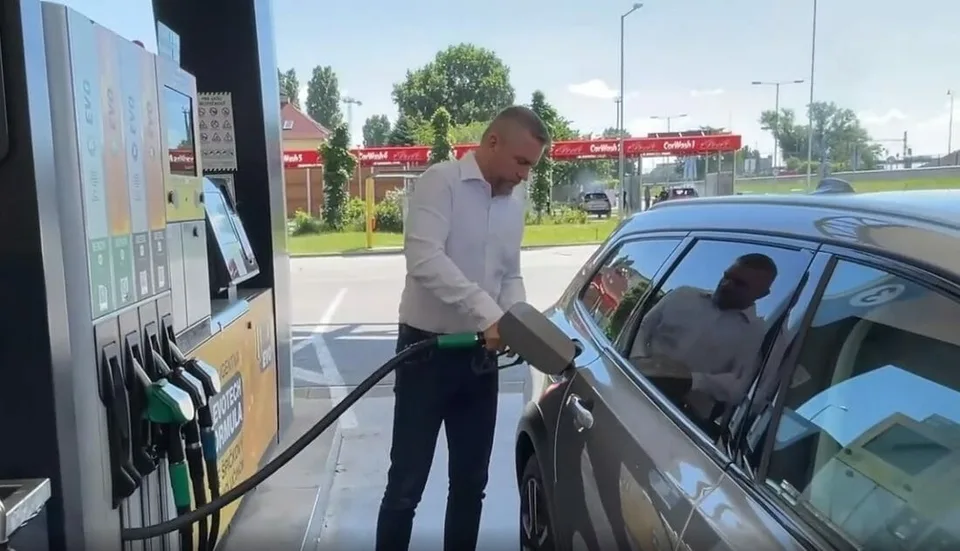 Read more about the article VIDEO Po Ficovi sa na pumpe ukázal aj Pellegrini: Pán Heger, nehanbíte sa? Vezmite si príklad z Orbána!