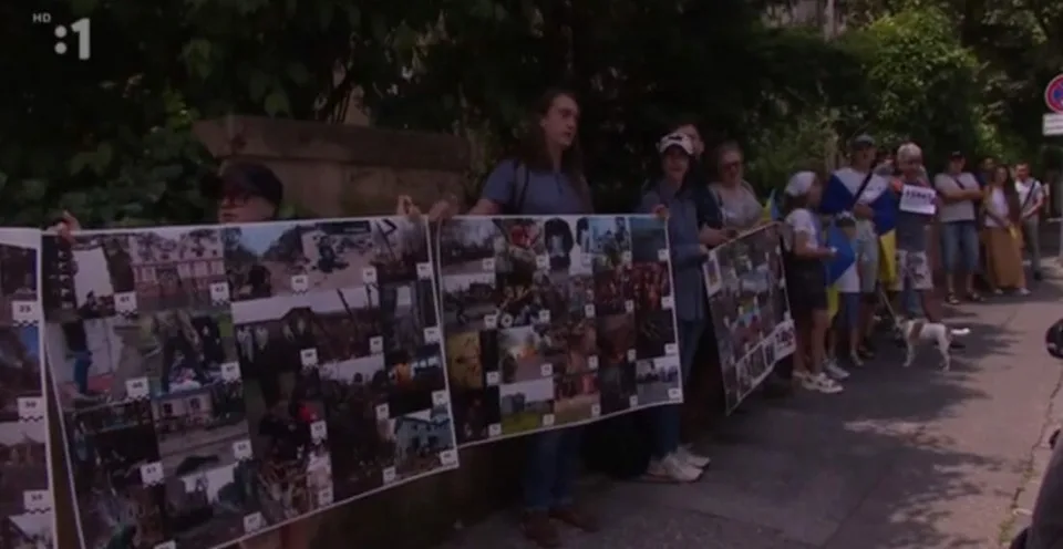 Read more about the article VIDEO Rusi protestovali pred vlastnou ambasádou v Bratislave! Porátali by ste ich rýchlo