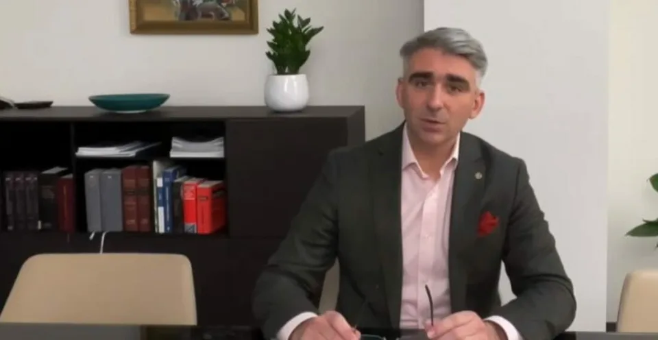 Read more about the article VIDEO Ako sa vynucujú svedecké výpovede? Advokát prečítal z listu, ktorý dostal z ilavskej basy!