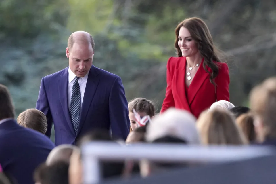 Read more about the article “Ocko, sme na teba hrdí!” vyhlásil následník trónu princ William. Karolovi III.vzdali poctu aj svetoví umelci