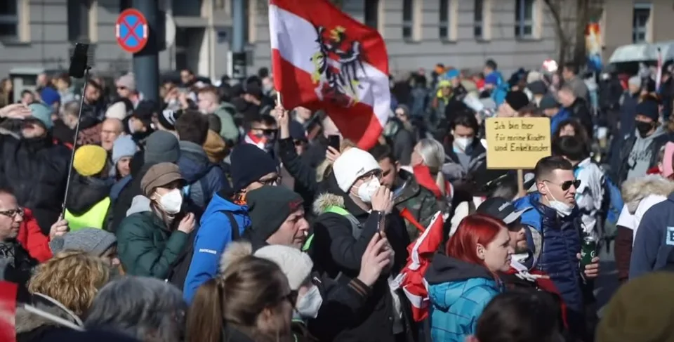 Read more about the article VIDEO Viedeň opäť žila protestmi: Polícia viacerých zadržala, padli aj trestné oznámenia!