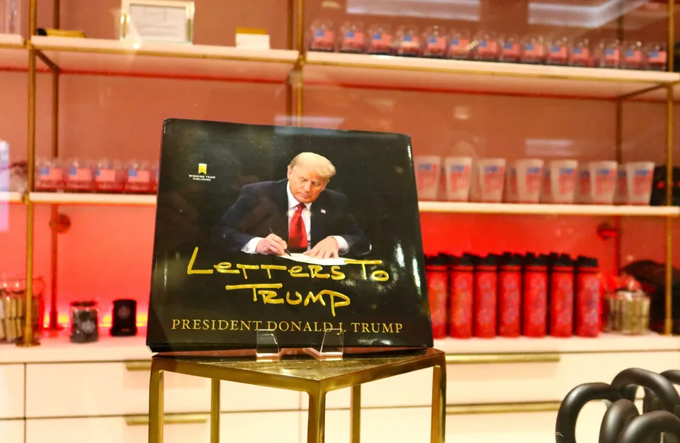 You are currently viewing Vstúpte do sveta Donalda Trumpa: Prehľad zlata, politiky a kontroverzií