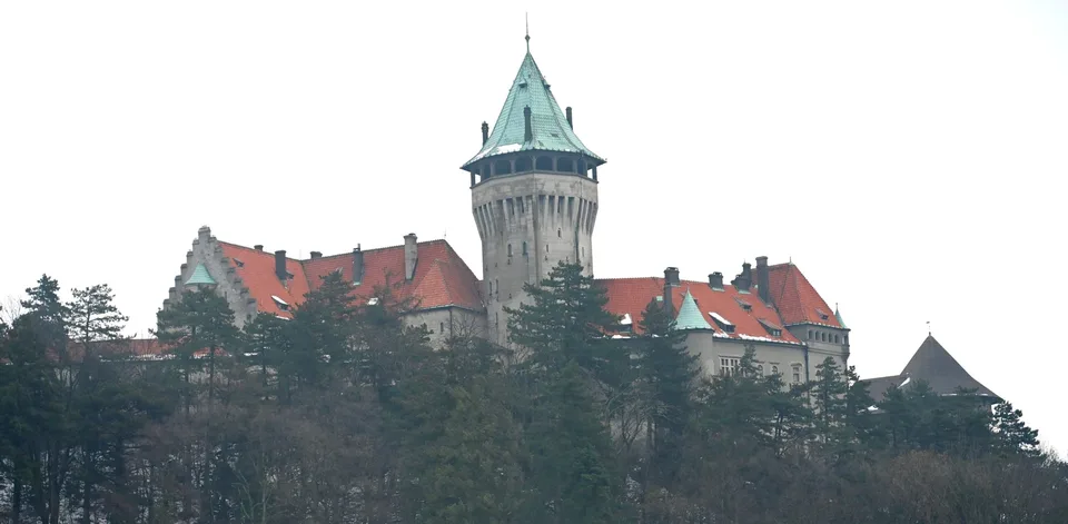 Read more about the article História sa stretáva s budúcnosťou: Vláda SR zasadá po prvýkrát na Smolenickom zámku!