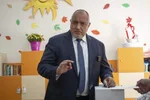 Bývalý bulharský premiér Bojko Borisov hlasuje v predčasných parlamentných voľbách v meste Bankja 2. októbra 2022.