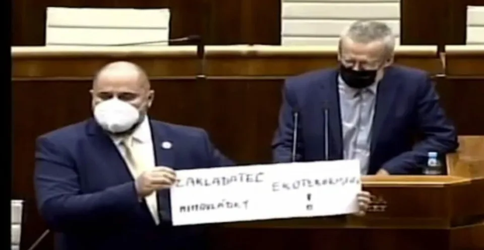 Read more about the article VIDEO Incident v parlamente, kollárovec varoval: Hrozí miliardový tunel, to nedovolím!