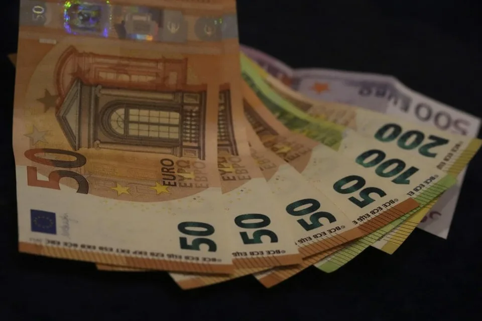 Read more about the article Toto tu ešte nebolo! Euro padá, americký dolár ho zrejme čoskoro predbehne