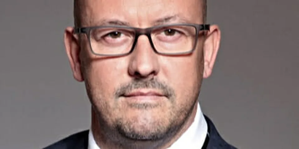 Read more about the article Dokšeftoval so štátom! Lengvarského tajomník Száz vyhlásil, že dáva od MOM-iek ruky preč