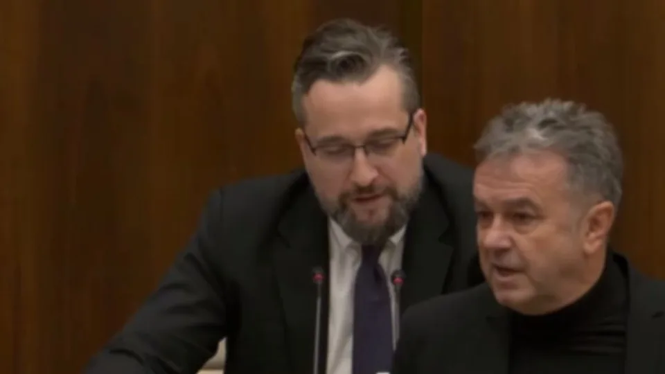 Read more about the article VIDEO Slovenský parlament ako cirkusová manéž: „Metelesku blesku, Pročko!“ vyhnal Blaha s úsmevom poslanca sadnúť si na svoje miesto