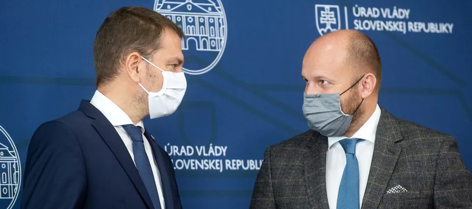 Read more about the article Porušili premiér a minister obrany domácu karanténu? Doma pobudli len pár dní